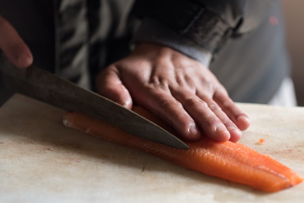 <em>préparation du saumon fumé par nos chefs</em>